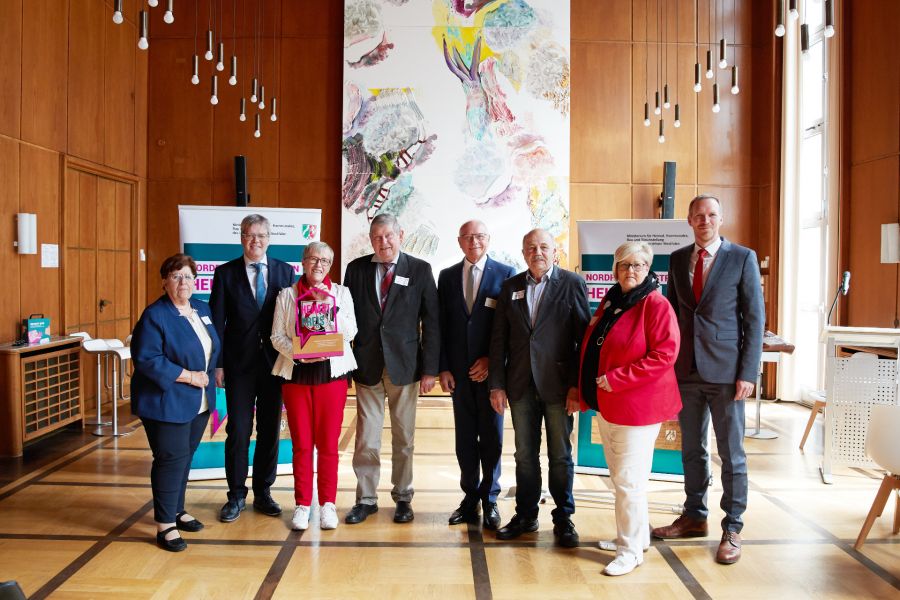 Freude bei der Übergabe des Landes-Heimat-Preises an den Verein „Borchener für Borchener“: Maria Günther, Bürgermeister Uwe Gockel, Elisabeth Rüsing, Heinrich Schwarzenberg (Vorsitzender), erster stellv. Landrat Hans-Bernd Janzen, Johannes Wibbe, Kornelia Wegener und Staatssekretär Dr. Jan Heinisch (v.l.).  ©MHKBG NRW 2022 / F. Berger